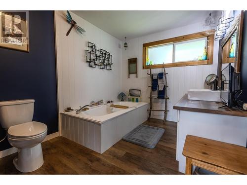 8716 Westsyde Road, Kamloops, BC - Indoor Photo Showing Bathroom
