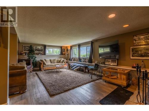 8716 Westsyde Road, Kamloops, BC - Indoor Photo Showing Living Room