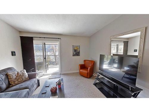 7 - 1691 Highway 3A, Nelson, BC - Indoor Photo Showing Living Room