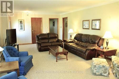 8 Elizabeth Drive, South Dundas, ON - Indoor Photo Showing Living Room