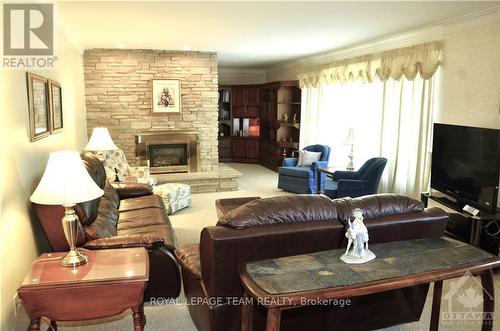 8 Elizabeth Drive, South Dundas, ON - Indoor Photo Showing Living Room With Fireplace