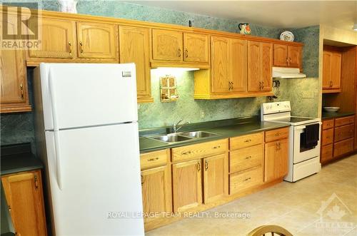 8 Elizabeth Drive, South Dundas, ON - Indoor Photo Showing Kitchen With Double Sink