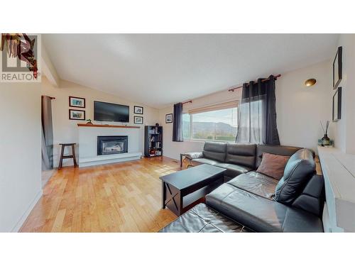 30 Finch Crescent, Osoyoos, BC - Indoor Photo Showing Living Room With Fireplace