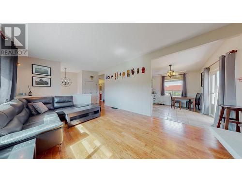 30 Finch Crescent, Osoyoos, BC - Indoor Photo Showing Living Room