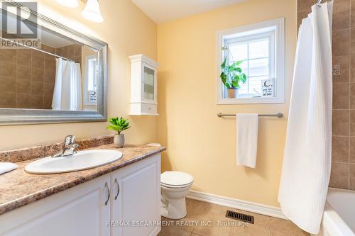 22 Cole Street, Hamilton, ON - Indoor Photo Showing Bathroom