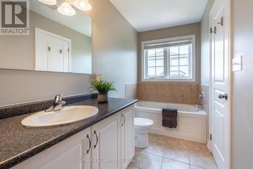 22 Cole Street, Hamilton, ON - Indoor Photo Showing Bathroom