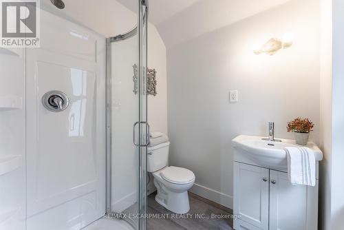 39 Glendale Avenue N, Hamilton, ON - Indoor Photo Showing Bathroom