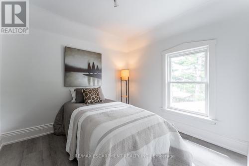 39 Glendale Avenue N, Hamilton, ON - Indoor Photo Showing Bedroom