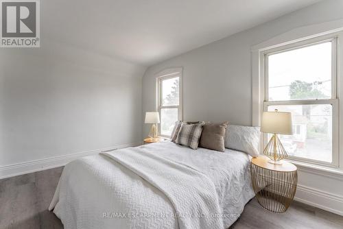 39 Glendale Avenue N, Hamilton, ON - Indoor Photo Showing Bedroom