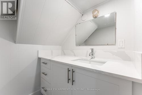 39 Glendale Avenue N, Hamilton, ON - Indoor Photo Showing Bathroom