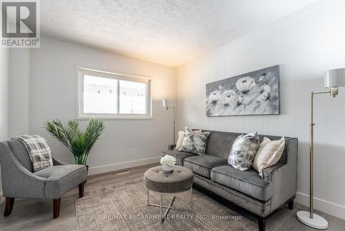 39 Glendale Avenue N, Hamilton, ON - Indoor Photo Showing Living Room