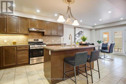 147 Pelech Crescent, Hamilton, ON - Indoor Photo Showing Kitchen With Upgraded Kitchen