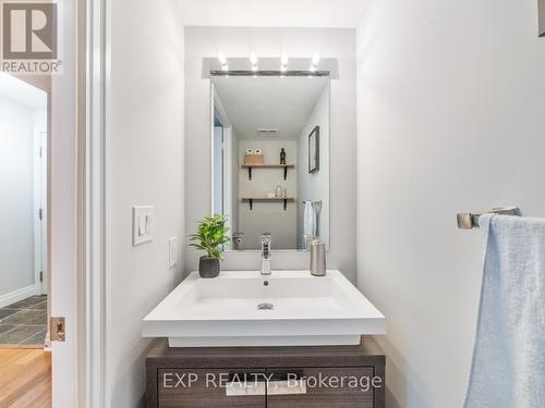 218 - 2119 Lakeshore Boulevard W, Toronto, ON - Indoor Photo Showing Bathroom