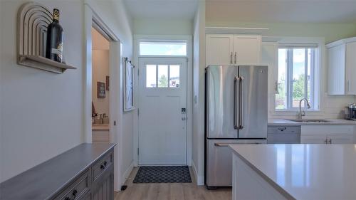 8-3750 West Bay Road, West Kelowna, BC - Indoor Photo Showing Kitchen