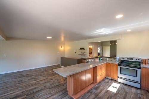 876 School Avenue, Oliver, BC - Indoor Photo Showing Kitchen