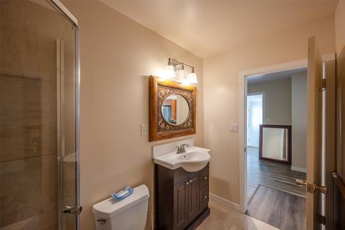 876 School Avenue, Oliver, BC - Indoor Photo Showing Bathroom