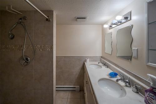 876 School Avenue, Oliver, BC - Indoor Photo Showing Bathroom