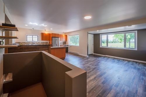 876 School Avenue, Oliver, BC - Indoor Photo Showing Kitchen