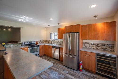 876 School Avenue, Oliver, BC - Indoor Photo Showing Kitchen