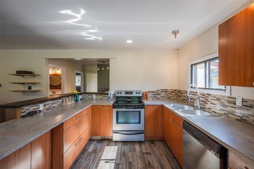 876 School Avenue, Oliver, BC - Indoor Photo Showing Kitchen With Double Sink