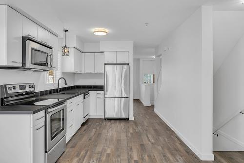 15-1811 Ambrosi Road, Kelowna, BC - Indoor Photo Showing Kitchen With Upgraded Kitchen