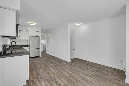 15-1811 Ambrosi Road, Kelowna, BC - Indoor Photo Showing Kitchen