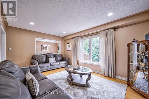 64 Zippora Drive, Richmond Hill (Devonsleigh), ON - Indoor Photo Showing Living Room