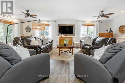 221 Jane Street, Clearview (Stayner), ON - Indoor Photo Showing Living Room