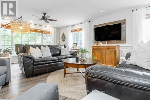 221 Jane Street, Clearview (Stayner), ON - Indoor Photo Showing Living Room