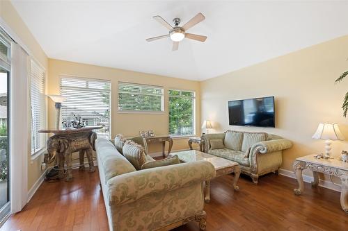 239-4035 Gellatly Road, West Kelowna, BC - Indoor Photo Showing Living Room