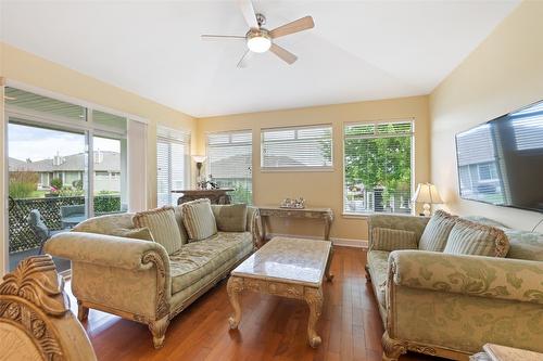 239-4035 Gellatly Road, West Kelowna, BC - Indoor Photo Showing Living Room