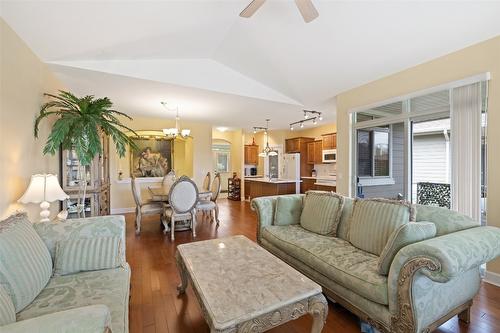 239-4035 Gellatly Road, West Kelowna, BC - Indoor Photo Showing Living Room