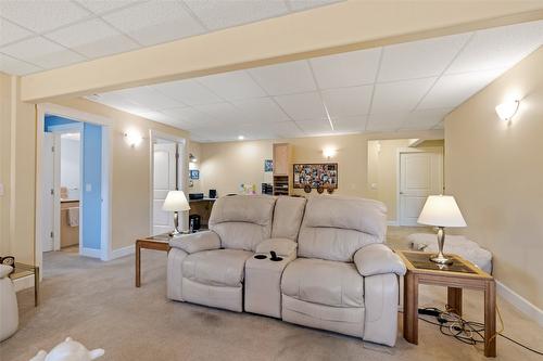 239-4035 Gellatly Road, West Kelowna, BC - Indoor Photo Showing Living Room