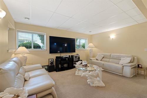 239-4035 Gellatly Road, West Kelowna, BC - Indoor Photo Showing Living Room