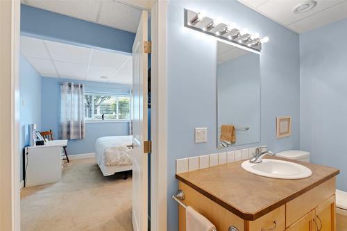 239-4035 Gellatly Road, West Kelowna, BC - Indoor Photo Showing Bathroom