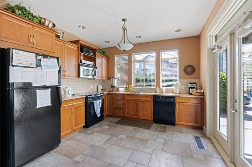 239-4035 Gellatly Road, West Kelowna, BC - Indoor Photo Showing Kitchen