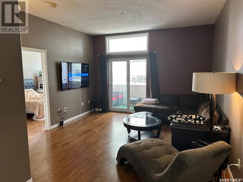 403 1901 Victoria Avenue, Regina, SK - Indoor Photo Showing Living Room