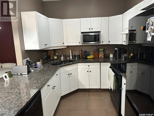 403 1901 Victoria Avenue, Regina, SK - Indoor Photo Showing Kitchen