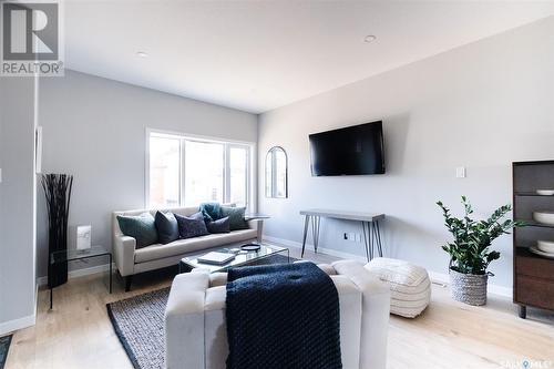 5210 Squires Road, Regina, SK - Indoor Photo Showing Living Room