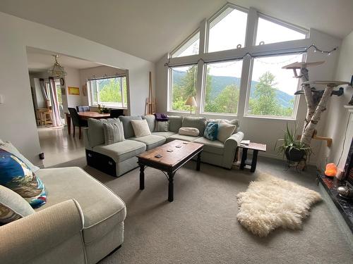 2101 Fort Sheppard Drive, Nelson, BC - Indoor Photo Showing Living Room