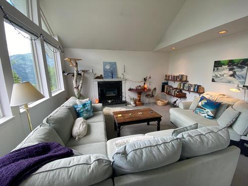 2101 Fort Sheppard Drive, Nelson, BC - Indoor Photo Showing Living Room With Fireplace