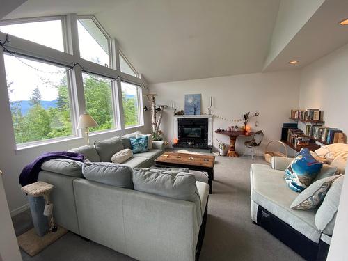 2101 Fort Sheppard Drive, Nelson, BC - Indoor Photo Showing Living Room With Fireplace