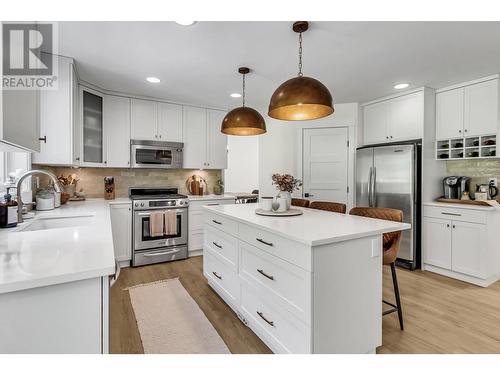 9384 Summerset Place, Prince George, BC - Indoor Photo Showing Kitchen With Upgraded Kitchen