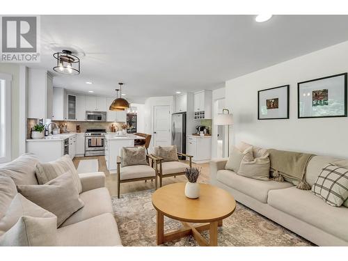 9384 Summerset Place, Prince George, BC - Indoor Photo Showing Living Room