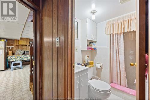 4664 Howard Avenue, Windsor, ON - Indoor Photo Showing Bathroom