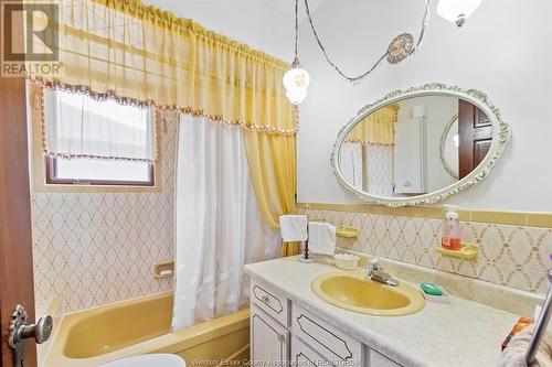 4664 Howard Avenue, Windsor, ON - Indoor Photo Showing Bathroom