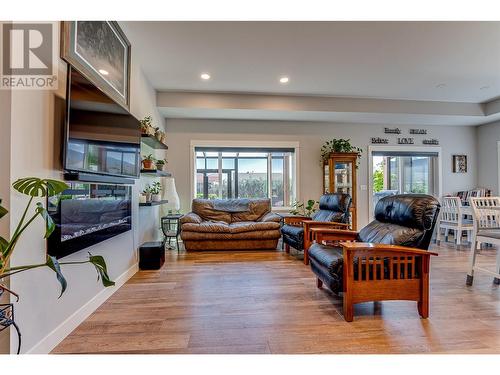 918 9 Avenue, Vernon, BC - Indoor Photo Showing Living Room