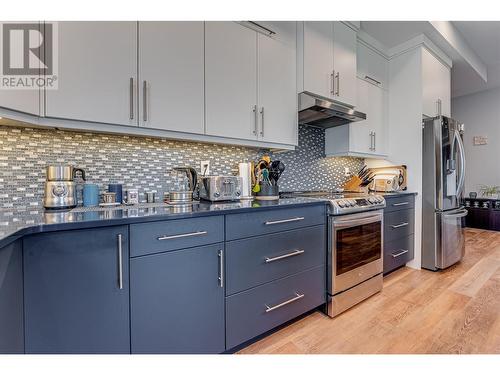 918 9 Avenue, Vernon, BC - Indoor Photo Showing Kitchen With Upgraded Kitchen