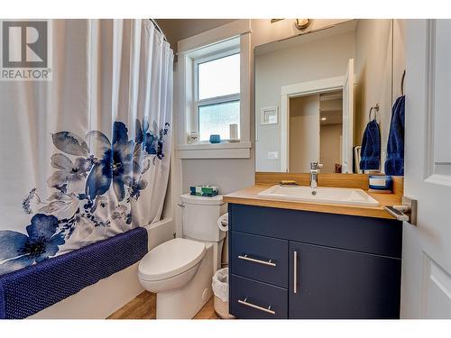 918 9 Avenue, Vernon, BC - Indoor Photo Showing Bathroom