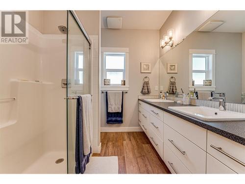 918 9 Avenue, Vernon, BC - Indoor Photo Showing Bathroom